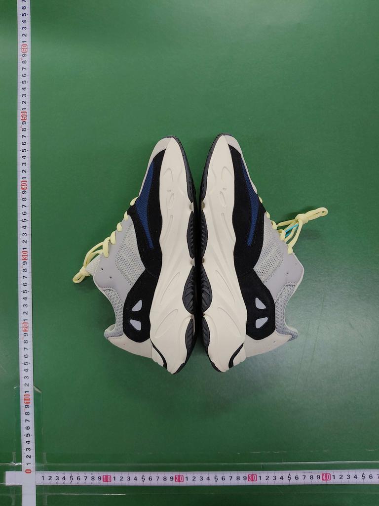 Yeezy  700, Overige kleuren, Nieuw, Ophalen of Verzenden, Sneakers of Gympen