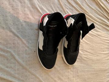 Givenchy Hi Top Sneakers.Kleur: zwart ,wit & rood.100 euro. beschikbaar voor biedingen