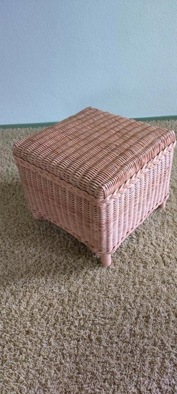 Rotan hocker, poef, bijzettafel  beschikbaar voor biedingen