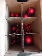 Doos voor rode plastic kerst ballen en slingers, Diversen, Kerst, Ophalen of Verzenden, Zo goed als nieuw