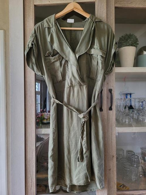 Jurk NOISY MAY met ceintuur. Legergroen. Maat L. Stoer., Kleding | Dames, Jurken, Zo goed als nieuw, Maat 42/44 (L), Groen, Knielengte