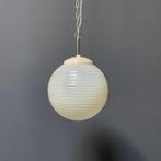 Oude parelmoer opaline glazen hanglamp vintage bollamp, Huis en Inrichting, Lampen | Hanglampen, Gebruikt, -, -, Vintage