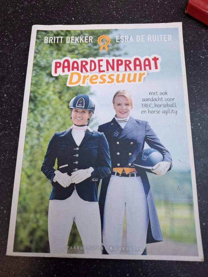 Britt Dekker - Paardenpraat Dressuur, Boeken, Kinderboeken | Jeugd | onder 10 jaar, Zo goed als nieuw, Non-fictie, Ophalen of Verzenden