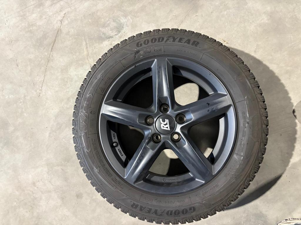 Winterset 5x100 velg Goodyear 195/60-15 ultragrip oa A1 Polo, Gebruikt, 15 inch, Banden en Velgen, Personenwagen