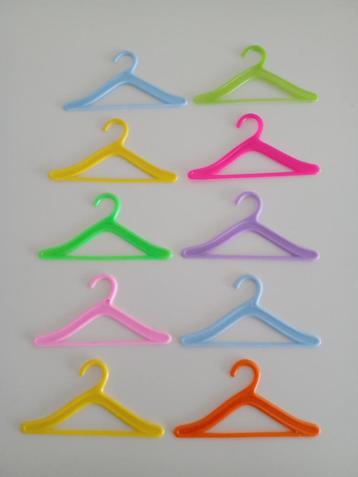 Veel Kleerhangertjes voor Kleding van (Barbie) Poppen beschikbaar voor biedingen