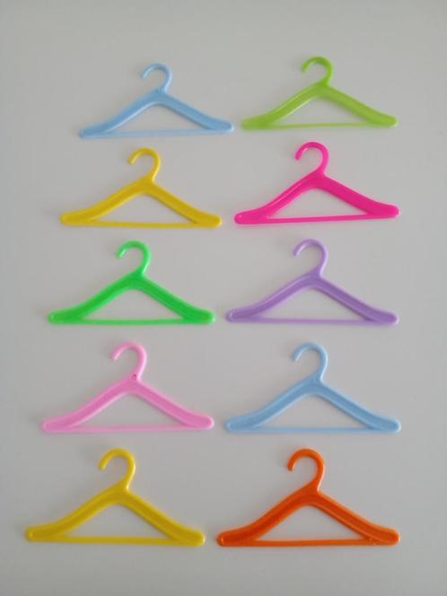 Veel Kleerhangertjes voor Kleding van (Barbie) Poppen, Verzamelen, Poppen, Gebruikt, Accessoires, Ophalen of Verzenden