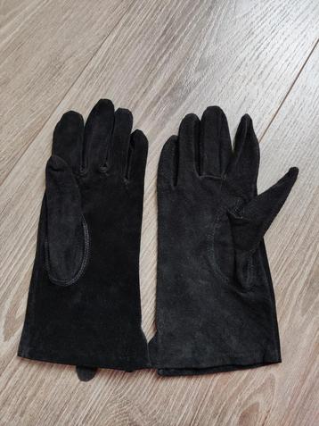 Mooie zwarte suede dameshandschoenen maat L beschikbaar voor biedingen