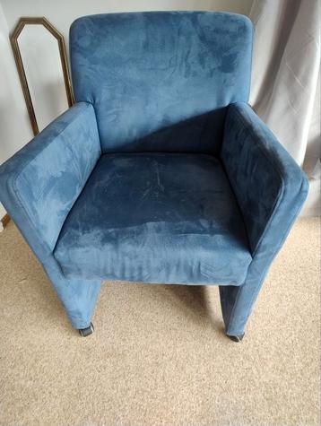 Blauwe fauteuil met stof beschikbaar voor biedingen