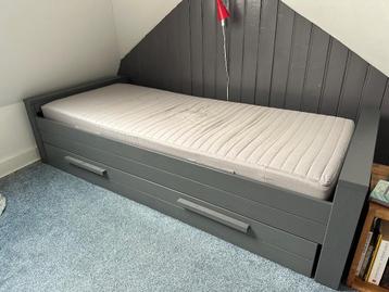 WOOOD bed Dennis grenen staalgrijs, met lade en matras beschikbaar voor biedingen