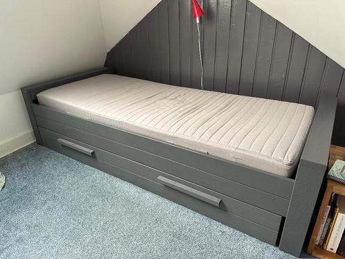 WOOOD bed Dennis grenen staalgrijs, met lade en matras, Huis en Inrichting, Slaapkamer | Bedden, Gebruikt, Eenpersoons, 90 cm
