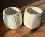 Set van 2 keramische sierpotten – wit bladmotief, Tuin en Terras, Bloempotten, Ophalen, Rond, Binnen, Zo goed als nieuw