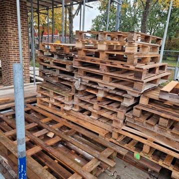 Pallets gratis mee te nemen beschikbaar voor biedingen