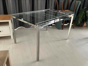 Uitschuifbare Ikea eettafel met krasvrije glazen plaat beschikbaar voor biedingen