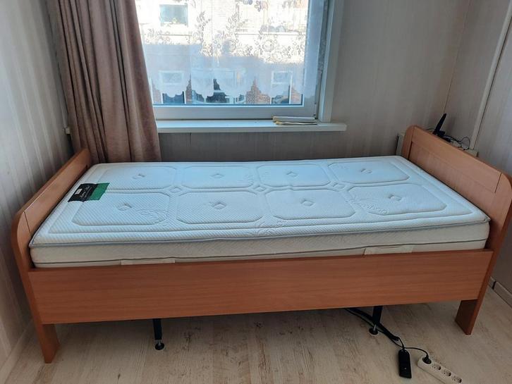 Verstelbaar bed met lattenbodem, Huis en Inrichting, Slaapkamer | Bedden, Zo goed als nieuw, Eenpersoons, 90 cm, 200 cm, Hout