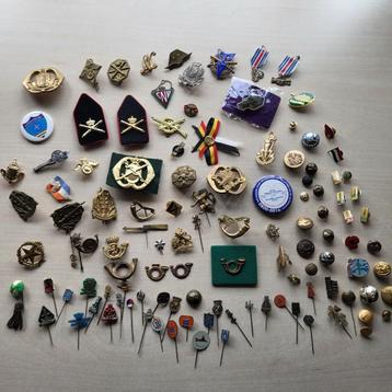 Verzameling Militaria emblemen speldjes Leger knopen beschikbaar voor biedingen