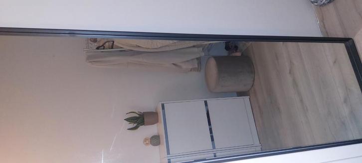 Hoge spiegel, neemt weinig ruimte in, fijne verkleedspiegel, Huis en Inrichting, Woonaccessoires | Spiegels, Zo goed als nieuw