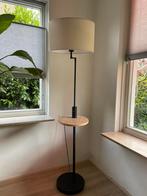 Stalamp met tafeltje en oplaadpunt voor mobiel, Huis en Inrichting, Lampen | Vloerlampen, Ophalen of Verzenden, Zo goed als nieuw