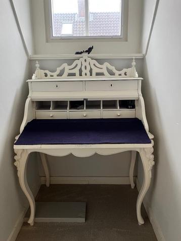 bureau (klassiek) beschikbaar voor biedingen