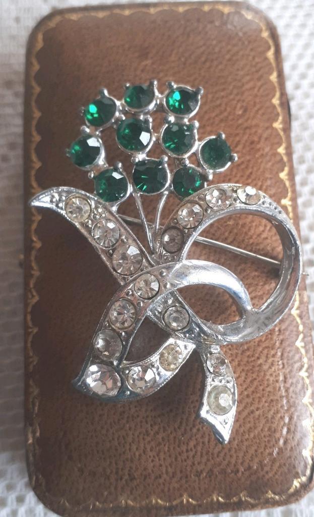 Jaren '50 Broche m. Groen/Witte Rijnstenen.  GRATIS Verz., Sieraden, Tassen en Uiterlijk, Antieke sieraden, Broche, Overige materialen