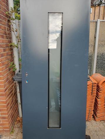 Zware metalen voordeur beschikbaar voor biedingen