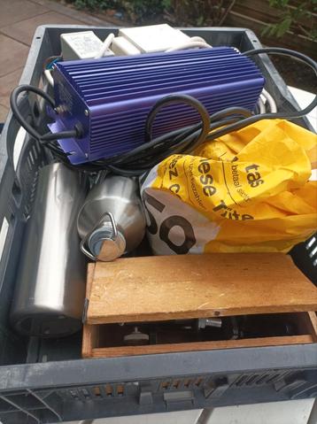 Kist met spullen voor rommelmarkt of braderie  beschikbaar voor biedingen