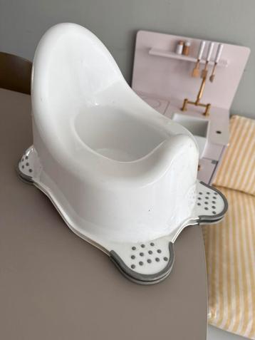 Twee witte potjes gratis ophalen beschikbaar voor biedingen