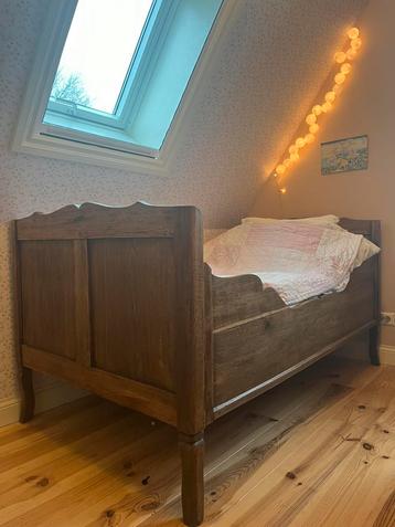 Antiek bed beschikbaar voor biedingen