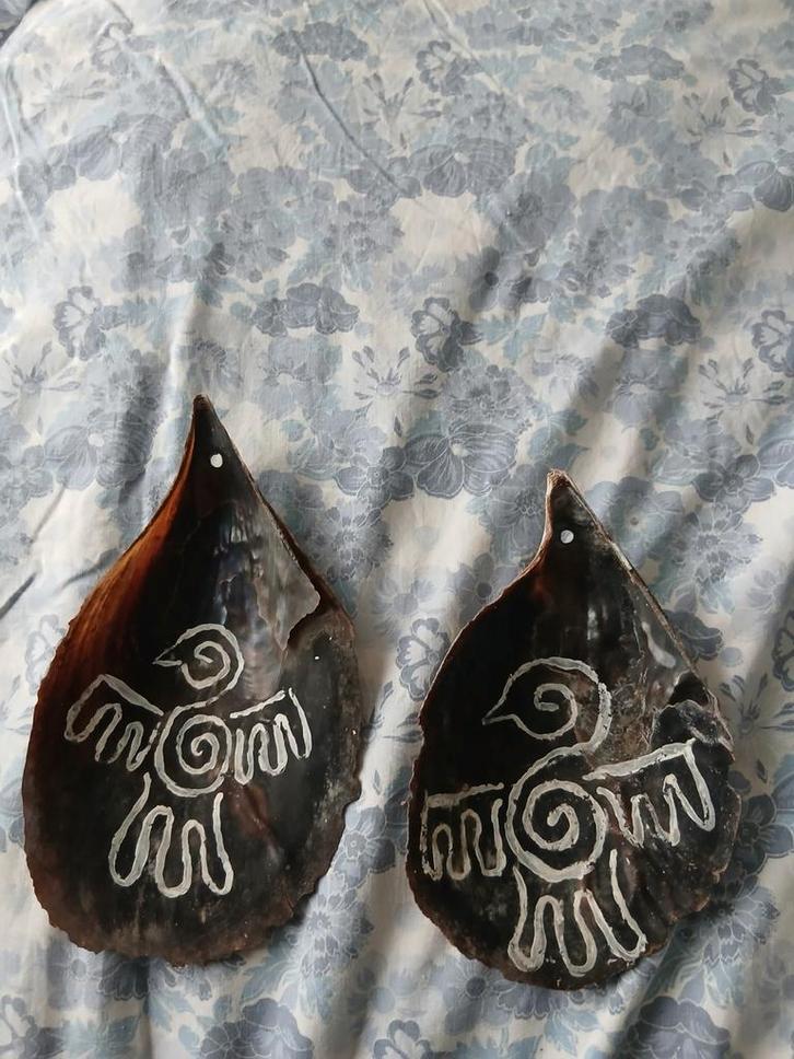 2x schelp naïeve tekening dondervogel triskelion haida, Antiek en Kunst, Kunst | Niet-Westerse kunst, Ophalen of Verzenden