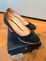 Donkerblauwe suede pumps Mc Gregor maar 41, Kleding | Dames, Schoenen, Ophalen of Verzenden, Zo goed als nieuw, Blauw