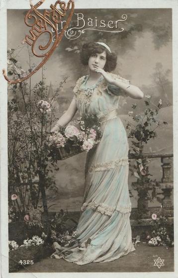 MEISJE JURK UIT 1909 ZEER MOOIE OUDE KAART KJ80 beschikbaar voor biedingen