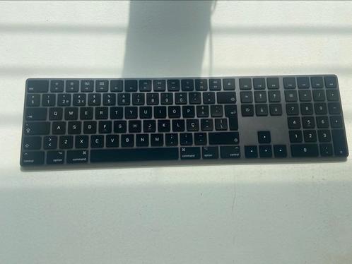 Apple Magic Keyboard met numeriek deel - qwerty (pt), Computers en Software, Toetsenborden, Zo goed als nieuw, Qwerty, Draadloos