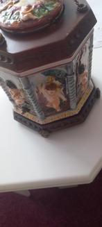 Antieke speeldoos met porseleinen poppetjes..voor sigaretten, Antiek en Kunst, Antiek | Klokken, Ophalen