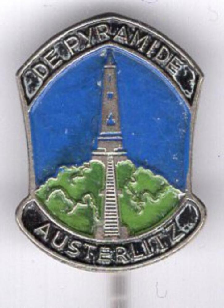Pyramide Austerlitz zilverkleurig speldje ( U_133 ), Verzamelen, Speldjes, Pins en Buttons, Zo goed als nieuw, Speldje of Pin