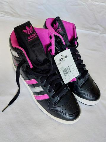 Adidas Decade OG W beschikbaar voor biedingen
