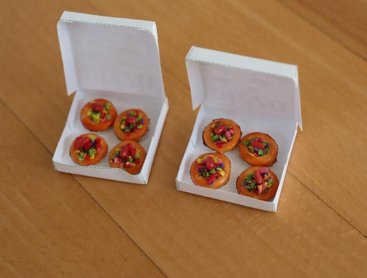 Pizzadoos met 4 kleine pizza's ( piccolino's )., Verzamelen, Poppenhuizen en Toebehoren