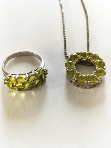 Prachtige oude peridot sieraden. beschikbaar voor biedingen