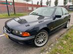BMW E39 5-Serie 520I 1998 Automaat Leder APK 11-2026 NAP, Achterwielaandrijving, 74 €/maand, Zwart, Blauw