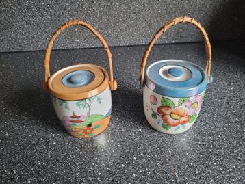 2 Chinees porseleinen vaasjes . beschikbaar voor biedingen