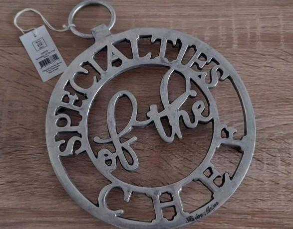 Riviera Maison trivet onderzetter Specialties of the chef, Huis en Inrichting, Woonaccessoires | Onderzetters, Gebruikt, Pot of Pan