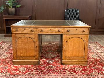Antiek klassiek Engels bureau #477 beschikbaar voor biedingen