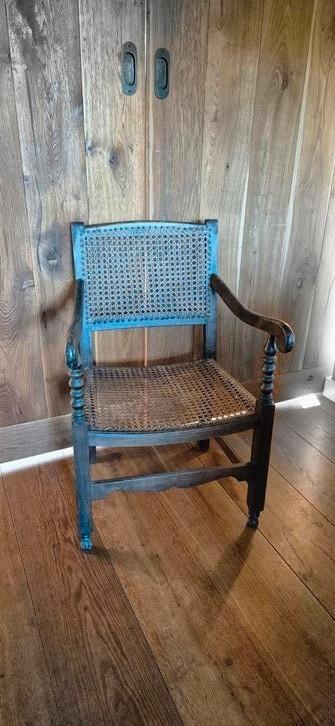 antieke vlechtwerk stoel beschikbaar voor biedingen