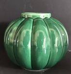 Mooie groen gelobte vaas., Ophalen