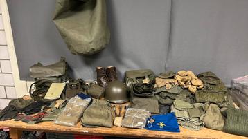 Gevulde plunjezak. Helm. Schopje. Kisten. Kleding. beschikbaar voor biedingen