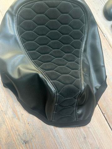 Custom piggio zip zadel nieuw beschikbaar voor biedingen