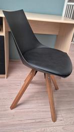 Zwarte kunststof stoel met bruine poten hout, Ophalen, Kunststof, Zwart, Zo goed als nieuw