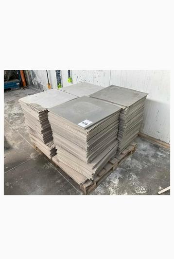 Volle pallet met PVC-tegels – kunststof beschikbaar voor biedingen