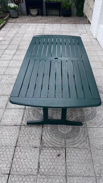 buitentafel hout. groen geverfd. Hardhout beschikbaar voor biedingen