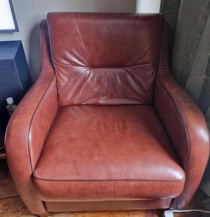 Zware leren fauteuil met houten poten, Huis en Inrichting, Fauteuils, Zo goed als nieuw, Leer, 50 tot 75 cm, 75 tot 100 cm, Ophalen