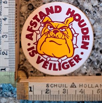 Vintage sticker afstand houden is veiliger strip Bulldog beschikbaar voor biedingen
