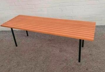 Bank Leuke vintage latten bank met zwart metalen poten. beschikbaar voor biedingen